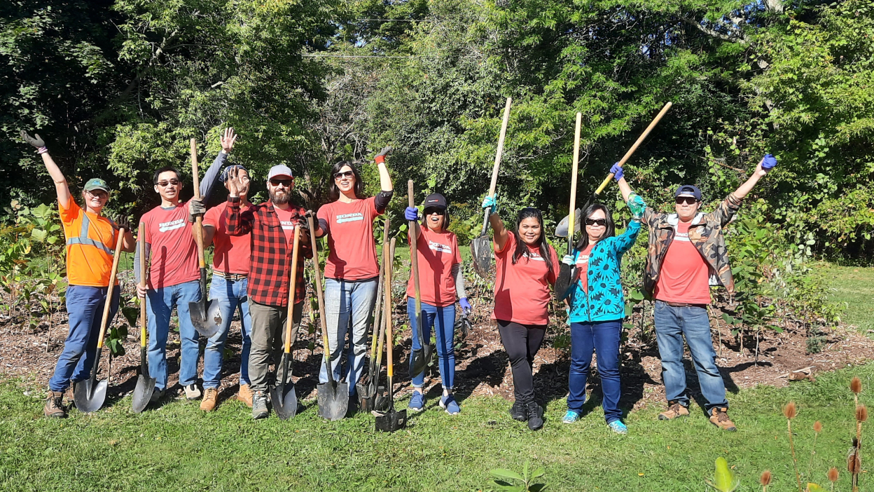 Un groupe d’employés de Honda plantant des arbres.