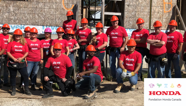 Un groupe d’employés de Honda portant des chandails Honda. 