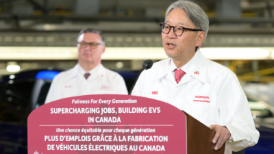 Deux représentants de Honda en uniforme dans une usine de fabrication.