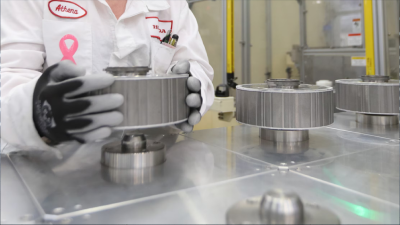 Gros plan d’un employé Honda dans une usine de fabrication manipulant une batterie au lithium.