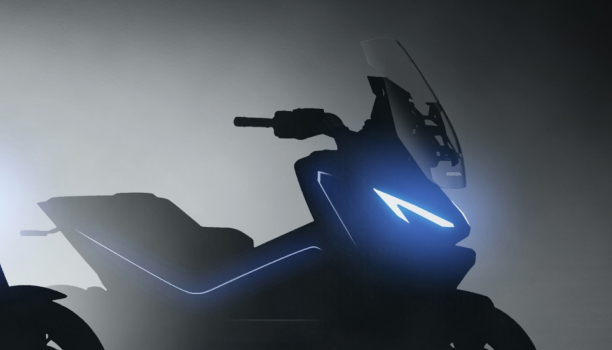 Plan moyen d’une motocyclette bleue dans un environnement neutre avec un éclairage sur le réservoir.