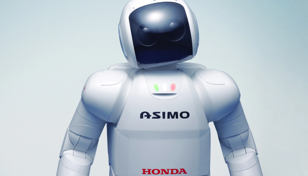Un robot de face sur un fond neutre