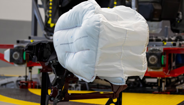 Un plan grand-angle d’un coussin gonflable soumis à des essais dans une installation de fabrication.