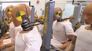 Une image fixe d’une vidéo présentant un mannequin d’essai collision.