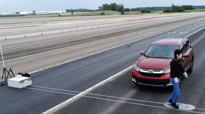 Une image fixe d’une vidéo montrant un passage pour piétons devant un véhicule Honda.